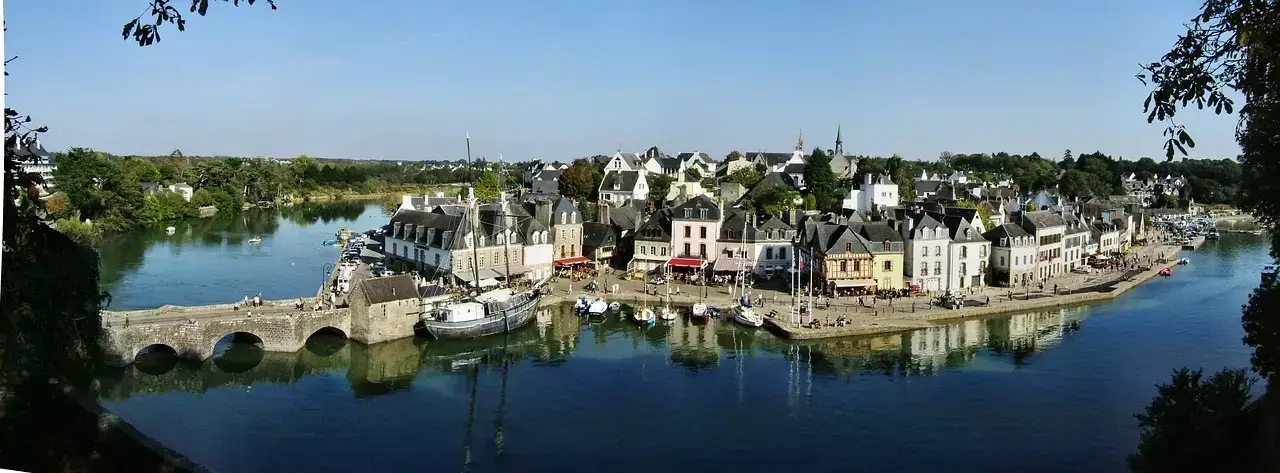  Vue pittoresque d'une vieille ville dans le Morbihan
